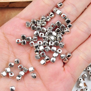 Perline quadrate minuscole in argento da 4 mm, perline distanziatrici quadrate in plastica carine, perline quadrate in argento CCB per la ricerca di gioielli fai da te, braccialetti di collane