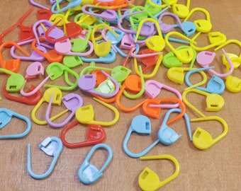 50 Plastic Locking Stitch Markers. Pack of 50 in Mixed Colors or