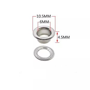 Może przedstawiać: Srebrne metalowe oczka o średnicy zewnętrznej 10,5 mm, średnicy wewnętrznej 6 mm i wysokości 4,5 mm. Oczka są używane do prac ręcznych i projekt&oacute;w szycia.