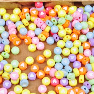 Willekeurige gemengde hartkralen van 100 stuks, hartkralen van acryl, kralen met hartjes, veelkleurige kunststof hartbedel, ronde platte kralen, tussenkralen, 7 mm