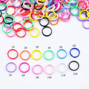 Puede incluir: Surtido de anillos de salto de metal de colores en varios tamaños. Los anillos están numerados del 1 al 12.