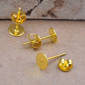100 par guldfärgade platta kudde tomma guldörhängesstift cabochon örhängen med bakre stoppar, örhängesstift 5 mm kudde guld 12 mm långa.