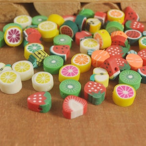 Peut inclure: Assortiment de perles en argile polymère de forme fruitée et colorées. Les perles sont de formes variées, notamment des fraises, des citrons, des pastèques et des kiwis. Les perles sont parfaites pour la fabrication de bijoux, de porte-clés ou d'autres objets artisanaux.