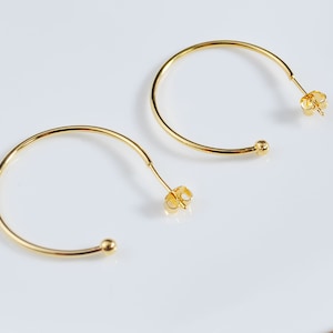 Cerchio auricolare in oro 18K con schienale, orecchini a cerchio aperti da 10-500 pezzi da 30 mm, orecchini a forma di C, orecchini a perno in metallo per forniture di gioielli all'ingrosso