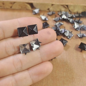 Borchie in metallo, 50/100 borchie piramidali in metallo quadrato nero per abbigliamento, scarpe, borse, borsette, decorazioni in pelle, fai da te, 9 x 9 mm