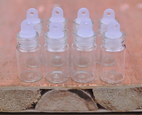 Bottiglie di vetro 50pcs Miniature Piccole bottiglie di vetro con tappo di  plastica, pendenti di charme per barattoli di vetro, fiale di vetro vuote, piccola  bottiglia 21x10mm. -  Italia