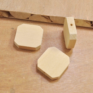 20pcs Flat Square Perline di legno, Pendenti di perline di legno naturale non finiti, Cubo sfaccettato geometrico Perle di legno quadrate - 31x31x8mm (MT3699F)