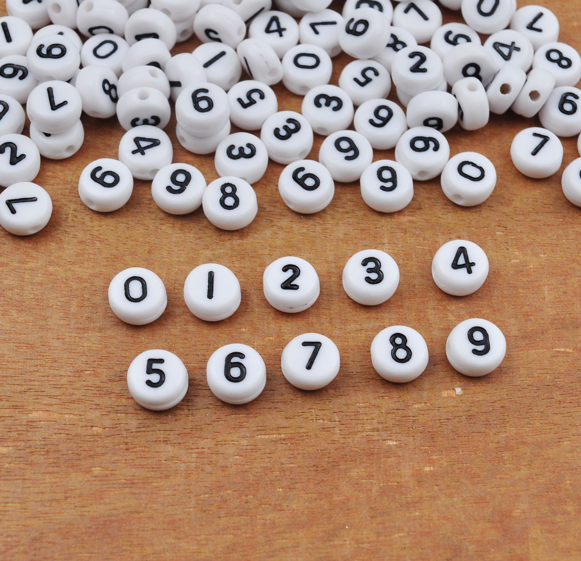 Perline di lettere quadrate bianche con nero, lettera S