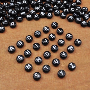 Conjunto de 200 peças, letras A-Z, 26 contas de letras, contas pequenas redondas de alfabeto preto e branco de 7 mm, contas de acrílico ou resina,