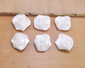 1.37" Roll Satin soyeux Rosettes, 30Pcs Roses en Satin blanc, fleurs en Satin blanc, fleur en tissu, accessoires de cheveux fournit 35mm