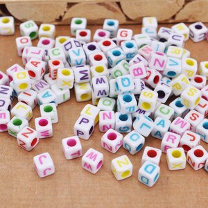 200 Stück englische Buchstaben, winzige Würfel, Alphabet-Perlen, 6 mm, gemischte Würfelperlen, Buchstabe Neonfarbe Acrylperlen-Kunststoffperlen mit Loch mit 3 mm Durchmesser