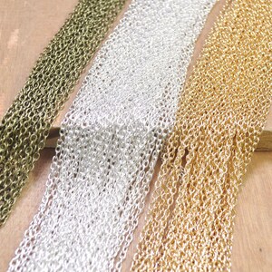 Puede incluir: Tres hebras de cadena en colores dorado, plateado y bronce. Las cadenas est&aacute;n hechas de peque&ntilde;os anillos met&aacute;licos unidos.