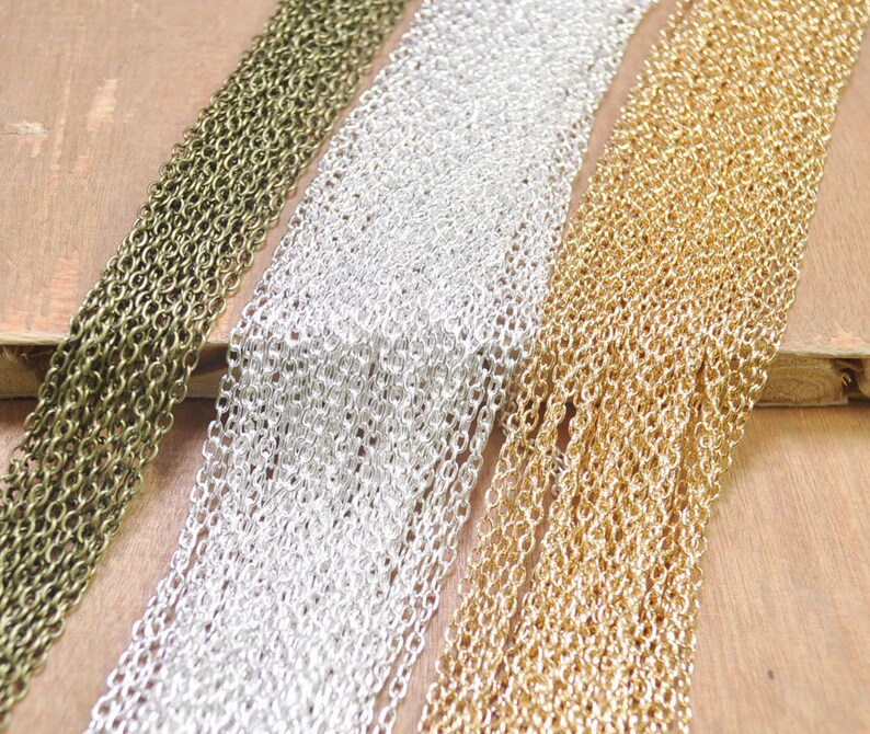 Puede incluir: Tres hebras de cadena en colores dorado, plateado y bronce. Las cadenas est&aacute;n hechas de peque&ntilde;os anillos met&aacute;licos unidos.