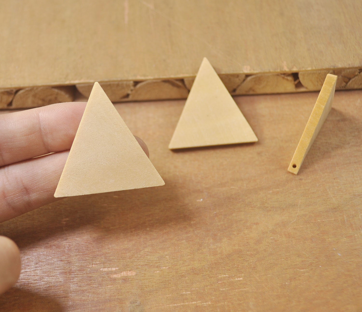 Orecchini pendenti in legno a triangolo vintage per donna