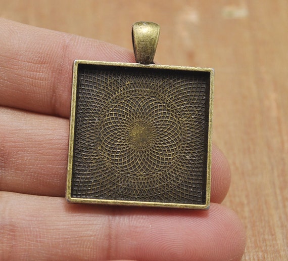 Oval Shaped Medal In Three Colors, Gold Silver And Bronze, Isolated On Photography Illustration Image370982375 - Foto 1