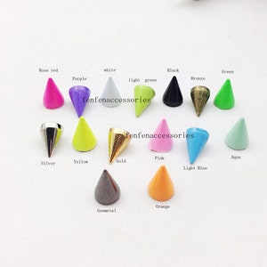 Puede incluir: Surtido de 14 tachuelas de metal en forma de cono en varios colores, incluyendo plata, oro, negro, blanco, rosa, azul claro, aguamarina, verde, amarillo, naranja, rojo rosa, morado, verde claro y bronce.