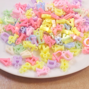 100 peças contas acrílicas de cores mistas, contas de letras do alfabeto em acrílico pastel de doces, suprimentos de joias de primavera
