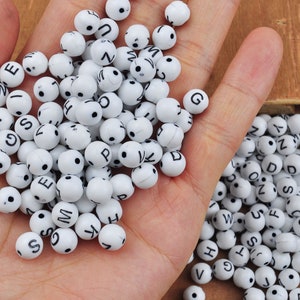 Lettres-boules, kit de perles pour lettres initiales ABC, petites perles acryliques blanches rondes de 8 mm pour collier et bracelet de bijoux à bricoler soi-même