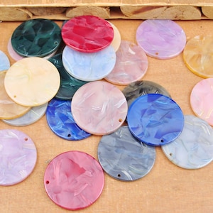 Peut inclure: Assortiment de fournitures artisanales rondes, colorées, décoratives, en résine, ressemblant à des coquillages, plates, en forme de disque, avec un trou au centre.