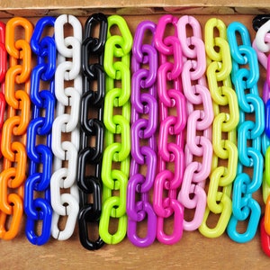 Peut inclure: Un ensemble de 12 chaînes en plastique colorées. Les chaînes sont composées de maillons individuels et sont disponibles dans une variété de couleurs, notamment le rouge, l'orange, le jaune, le vert, le bleu, le violet, le rose et le blanc.