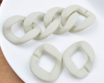 17 eslabones gruesos de cadena acrílica (40 cm de largo), color beige, de plástico, con acabado mate, ideales para collares o bolsos. Medidas: 40 x 34 mm.