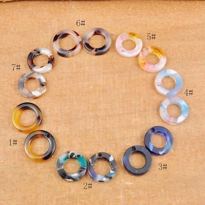 Puede incluir: Siete anillos de plástico surtidos con diferentes patrones y colores. Los anillos están numerados del 1 al 7.