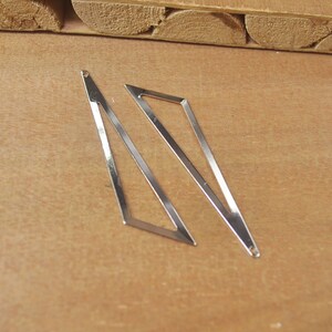 10 st. vit K-pläterad triangelhänge, berlocker med mässingstriangelringar, triangellänkar, triangelörhängen - 58 x 12 mm - FF5476#