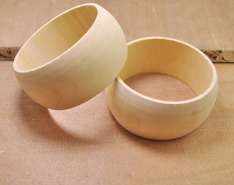 Braccialetto di sughero e legno, con iniziale pirografata