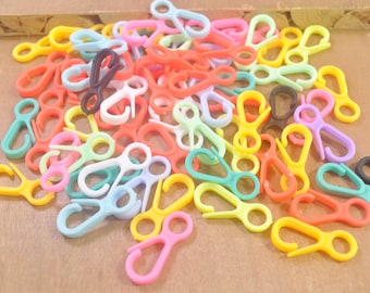 100 pezzi - Mini ganci per guanti in plastica di colore misto, fibbie, fermagli in plastica, moschettone di sicurezza utilizzato per collane con mascherina - 33 mm x 14 mm
