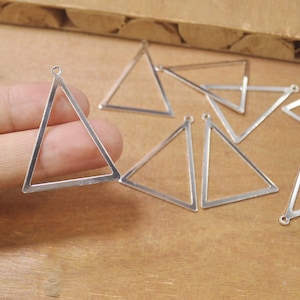 10SZT Silver platerowane Triangle wisiorek Charm, mosiężne pierścienie Trójkąt, Trójkąt linki-39x30mm--FF4366 #