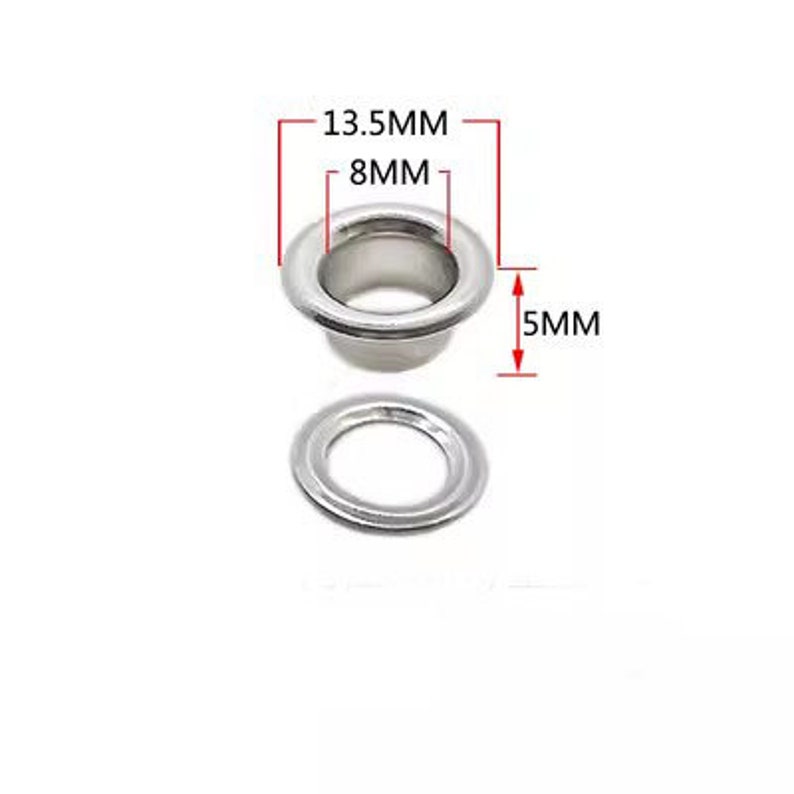 Może przedstawiać: Srebrne metalowe oczka o średnicy zewnętrznej 13,5 mm, średnicy wewnętrznej 8 mm i wysokości 5 mm. Oczka są używane do rękodzieła, odzieży i innych projekt&oacute;w.