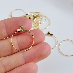 Peut inclure: Créoles d'oreilles rondes en or avec une fermeture à anneau.