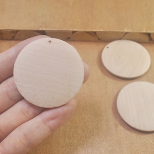 Round wood pendant,50Pcs Unfinished Wood Pendants,Natural Wood Pendant,Wood Earrings Pendants,Flat Round Wood Beads,Wood Charms - 45mm