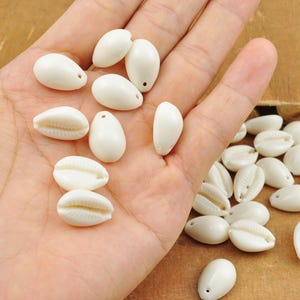 50Pcs Cowrie Shells,Acrylic White Sea Shell Beads with Hole,DIY Cowrie Shell Pendant Charm,Bulk shell Cowrie Shell loose for jewelry & Craft