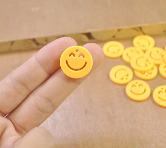 Créez des bijoux originaux avec ce lot de 20 perles sourire jaunes !