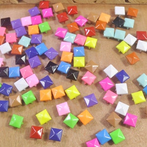 Metal Studs, 100 Mixed Color Square Metal Pyramid Studs voor kleding schoenen tassen portemonnees ledercraft decoratie, DIY 9x9mm