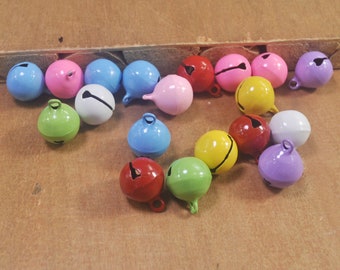 100 Stück Katzenhalsband Glöckchen, buntes Katzenhalsband mit Glocke, Haustierhalsband Glöckchen, Hundeglocke, Hundehalsband Glöckchen, Weihnachtsdekoration Anhänger, 14x17 mm