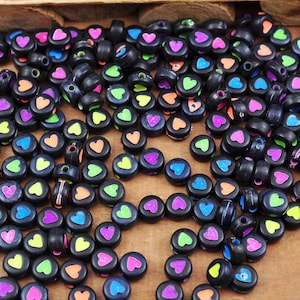 100 stuks gemengde kleuren hartkralen, acryl hartkralen, kralen met hartjes, ronde plastic hartbedel, zwarte ronde kralen, afstandskralen, 7 mm