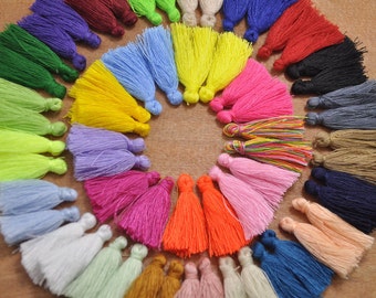 50 st eller 100 st blandade färger mini tofsar, 3 cm bomull tofsar, gör-det-själv-hantverksmaterial smycketofsar korta boho tofsar små tofsar fransar