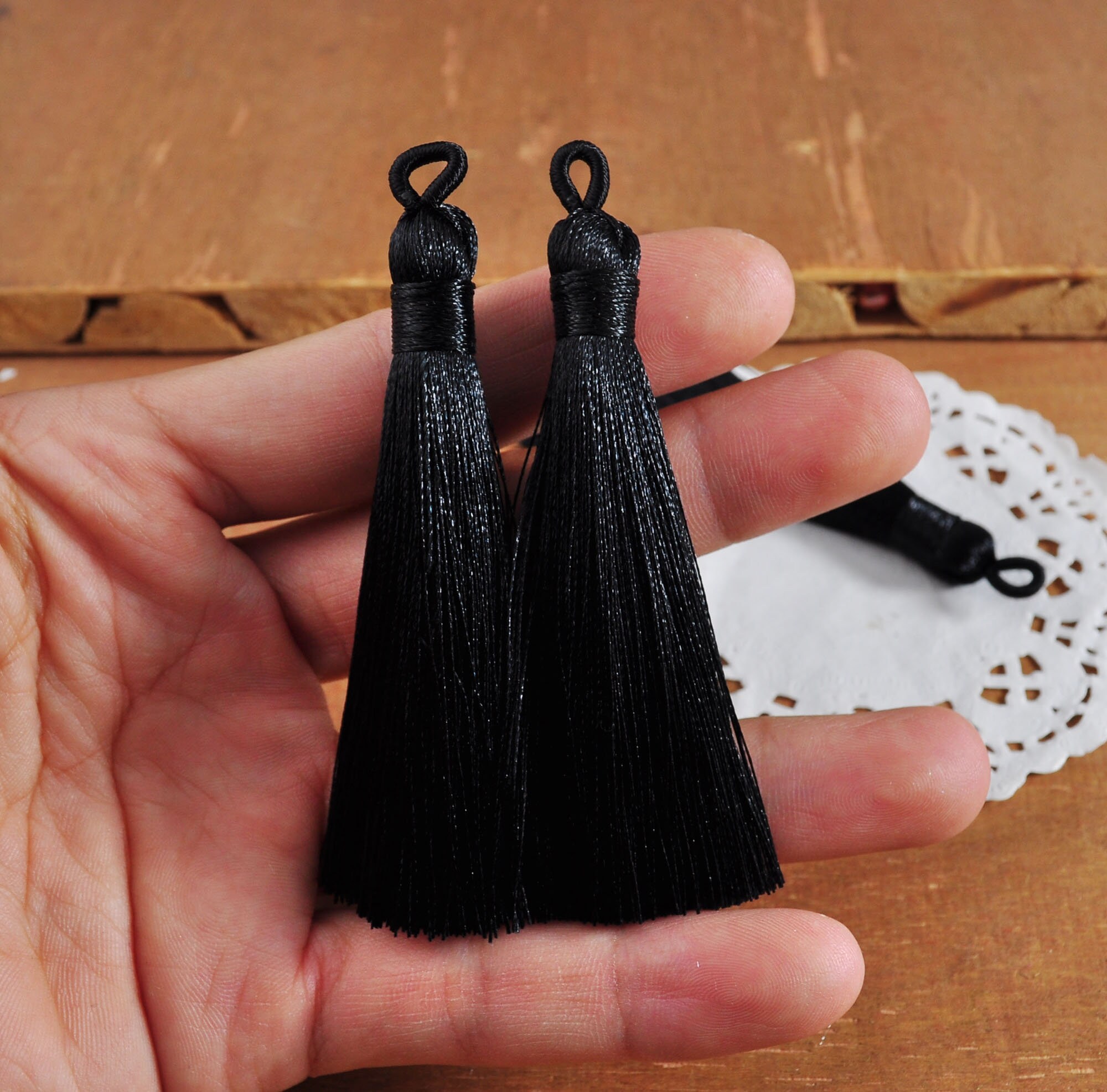ループ付きブラックシルキータッセル5個、ボヘミアン