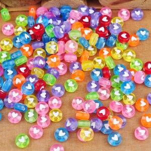 Willekeurige gemengde hartkralen van 100 stuks, hartkralen van acryl, kralen met hartjes, veelkleurige kunststof hartbedel, ronde platte kralen, tussenkralen, 7 mm