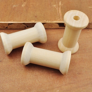 Può includere: Tre bobine di legno per filo o lana. Le bobine sono in legno naturale e hanno una superficie liscia e non finita.