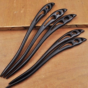 Vara de cabelo de madeira de ébano de coração de alta qualidade, grampo de cabelo de madeira esculpida fina à mão, bastão de cabelo de madeira preta simples e lisa, bastão de cabelo de garfo de alfinete de xale, 17,7 cm