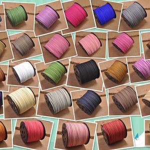 Op de afbeelding: Assortiment van spoelen met suède koord in verschillende kleuren, waaronder lichtblauw, groen, roze, rood, bruin, beige en zwart. Het koord is om zwarte spoelen gewikkeld.