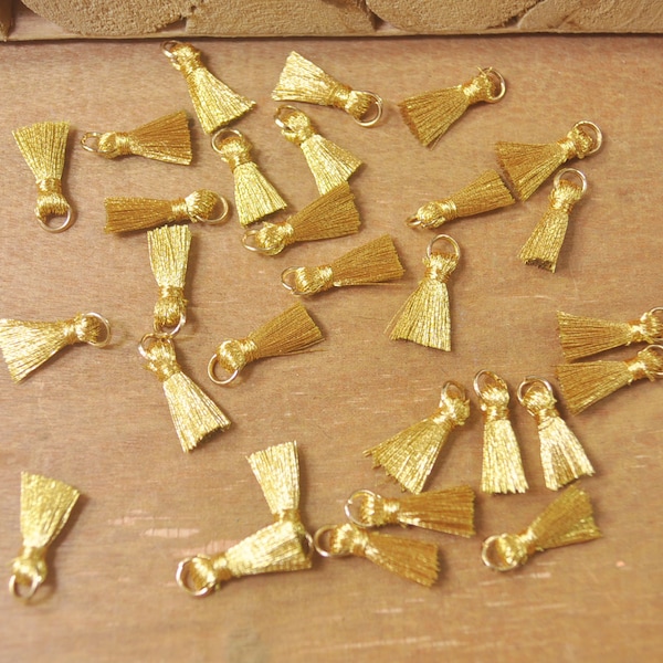 Oro, 20 mini nappe in seta dorata da 15 mm, nappe piccole dorate con anellino dorato, nappe per orecchini fatte a mano, nappe corte, nappe a filo.