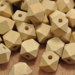 50pcs Geometric Figure Wooden Beads,Geometric Faceted Cube Wooden Beads 16mm Unfinished Natural Faceted Wood Beads for Crafts Jewelry