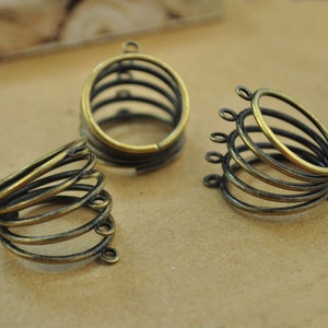 Könnte beinhalten: Drei antike goldfarbene Metallringe mit Spiraldesign. Jeder Ring hat eine unterschiedliche Anzahl an Windungen. Die Ringe sind perfekt für die Schmuckherstellung oder das Basteln.