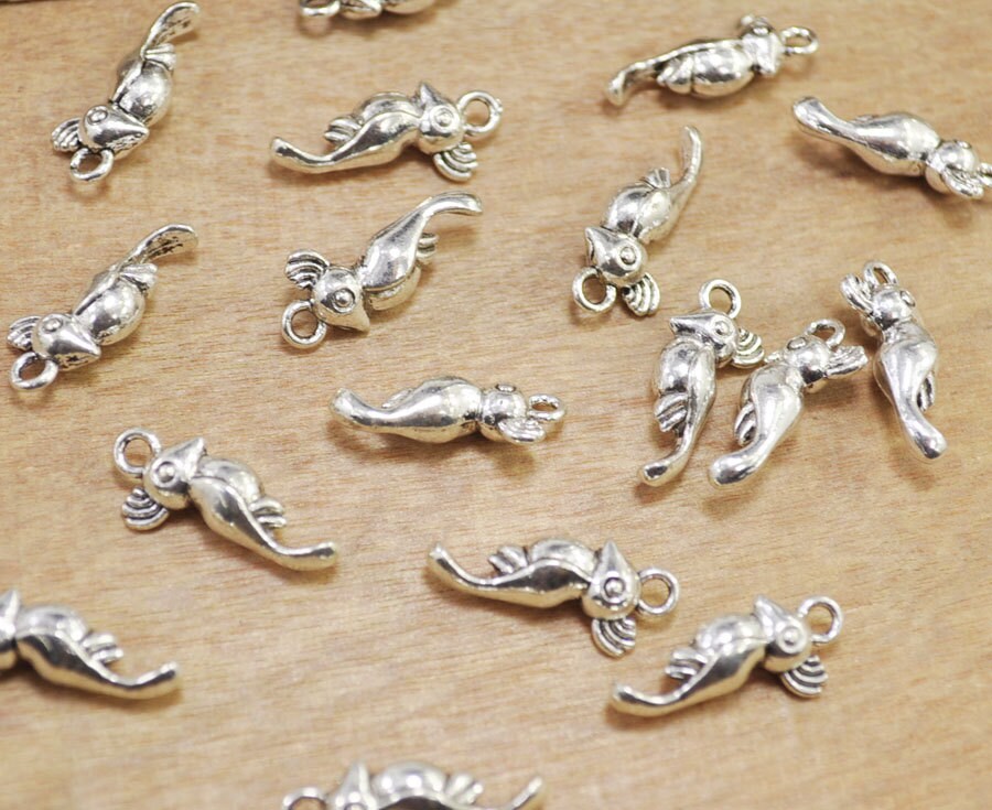 30個 鳥チャーム アンティークシルバー 鳥ペンダント 3D
