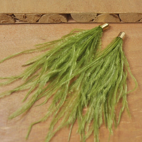 2 borlas de plumas de avestruz verde militar con casquillo dorado de 7 x 11 mm, ideales para hacer pendientes y collares estilo boho.