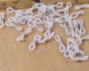 Puede incluir: Un montón de conectores de cadena de gafas de plástico blanco y plateado. Los conectores son pequeños y tienen un bucle en cada extremo.